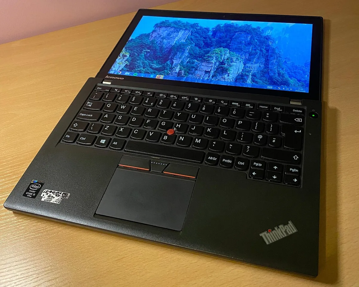 لابتوب Lenovo ThinkPad X250 — Intel Core i5 5th Gen / 8 GB / 256 GB SSD — مستعمل كالجديد